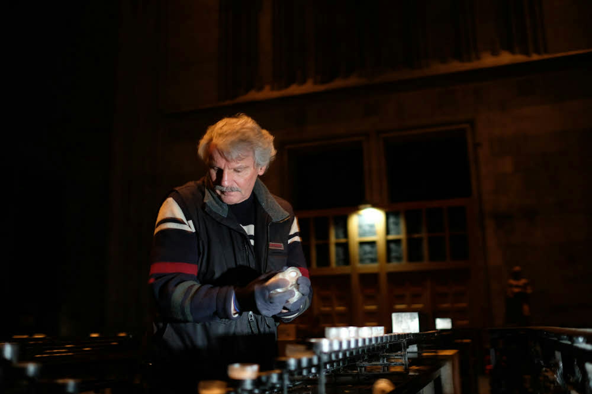Eine Arbeit für Stunden: Günter Brodka entsorgt Kerzenreste.