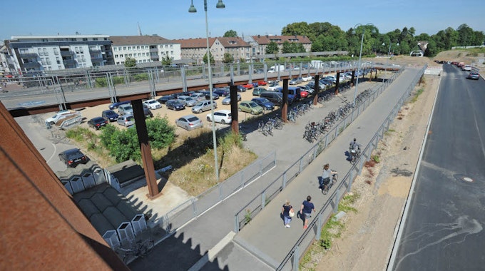 Im Innenraum der Bahnhofsbrücken-Rampe soll im kommenden Jahr das Fahrradparkhaus errichtet werden.