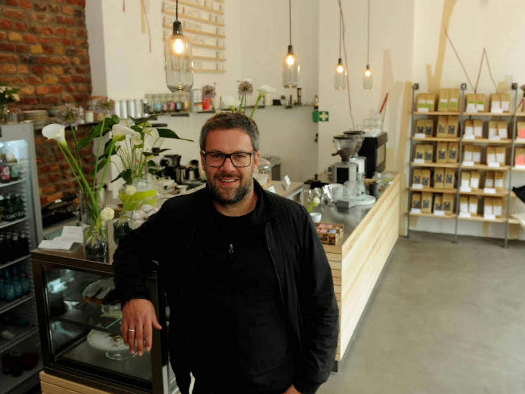 Kaffeeröster Moritz Eylandt in seiner gerade eröffneten Café-Filiale an der Sülzburgstraße