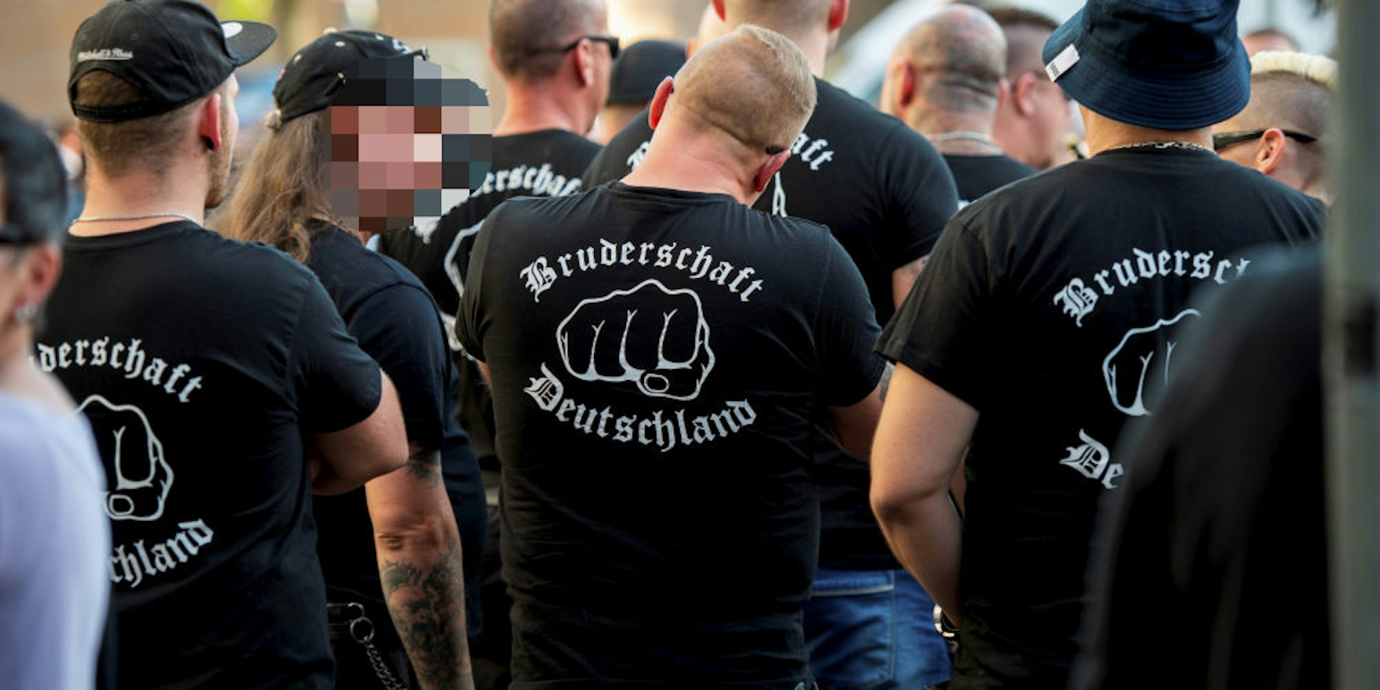 Mitglieder der „Bruderschaft Deutschland“ im September 2018 bei einer Veranstaltung in Mönchengladbach – dort war zuvor ein Mitstreiter tot aufgefunden worden.