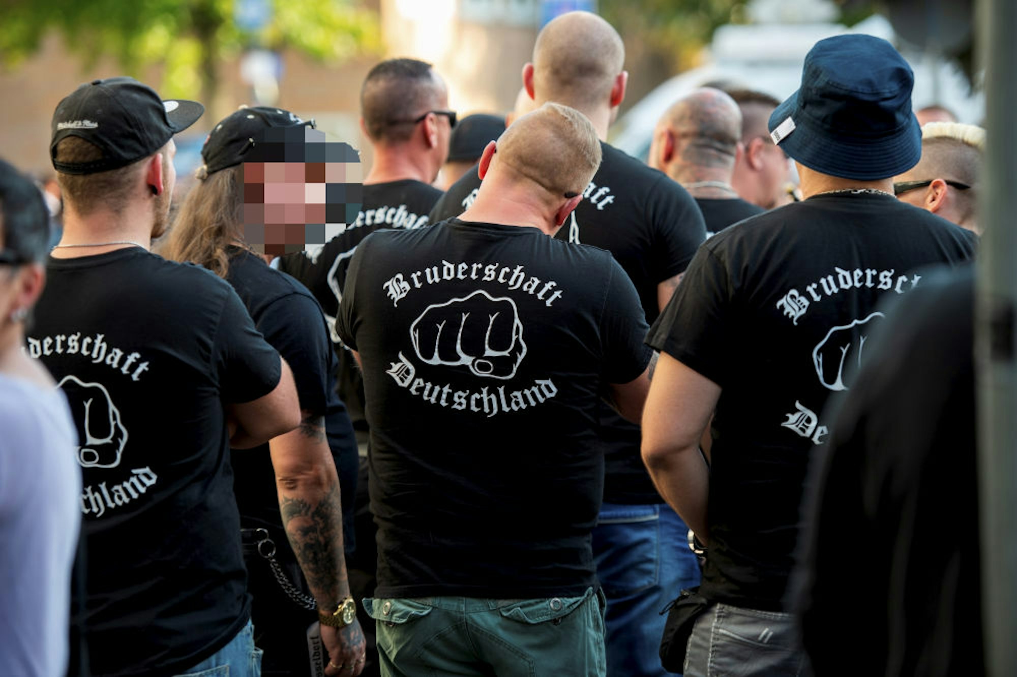 Mitglieder der „Bruderschaft Deutschland“ im September 2018 bei einer Veranstaltung in Mönchengladbach – dort war zuvor ein Mitstreiter tot aufgefunden worden.