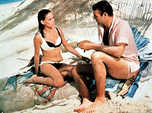 Filmszene mit Sean Connery und Claudine Auger aus James Bond Feuerball