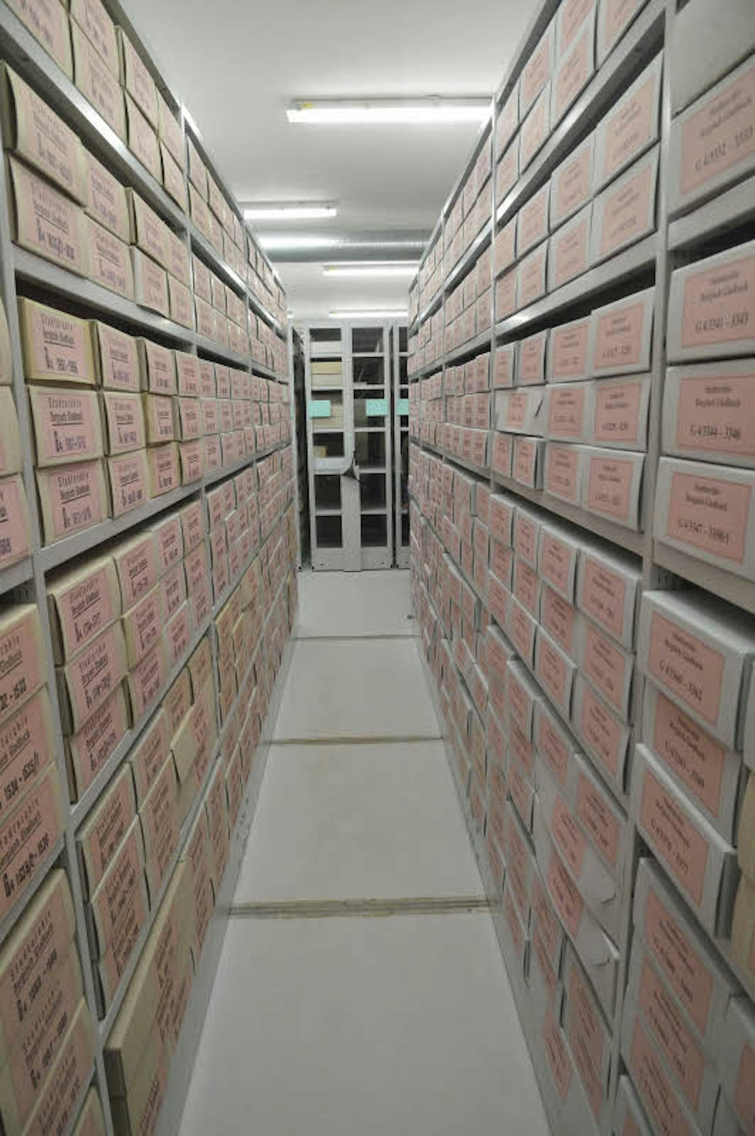 Das Archivmagazin mit 2,4 Regalkilometern für die Akten.