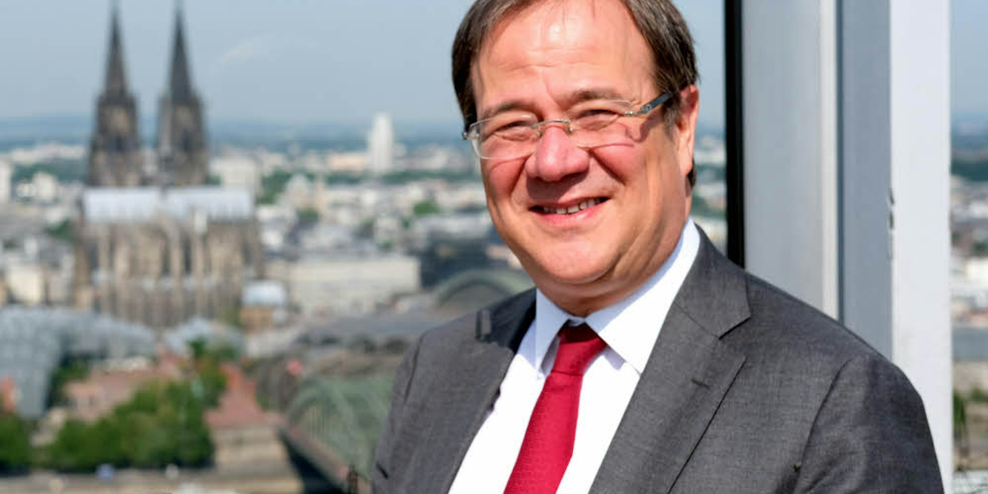 Blick über Köln: Armin Laschet (CDU), designierter NRW-Ministerpräsident, auf der Aussichtsplattform es Köln-Triangle.