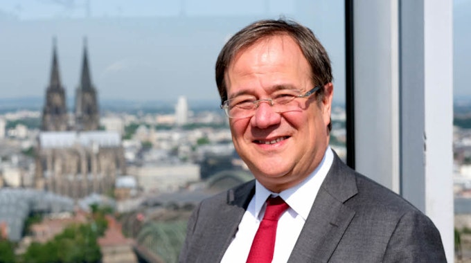 Blick über Köln: Armin Laschet (CDU), designierter NRW-Ministerpräsident, auf der Aussichtsplattform es Köln-Triangle.