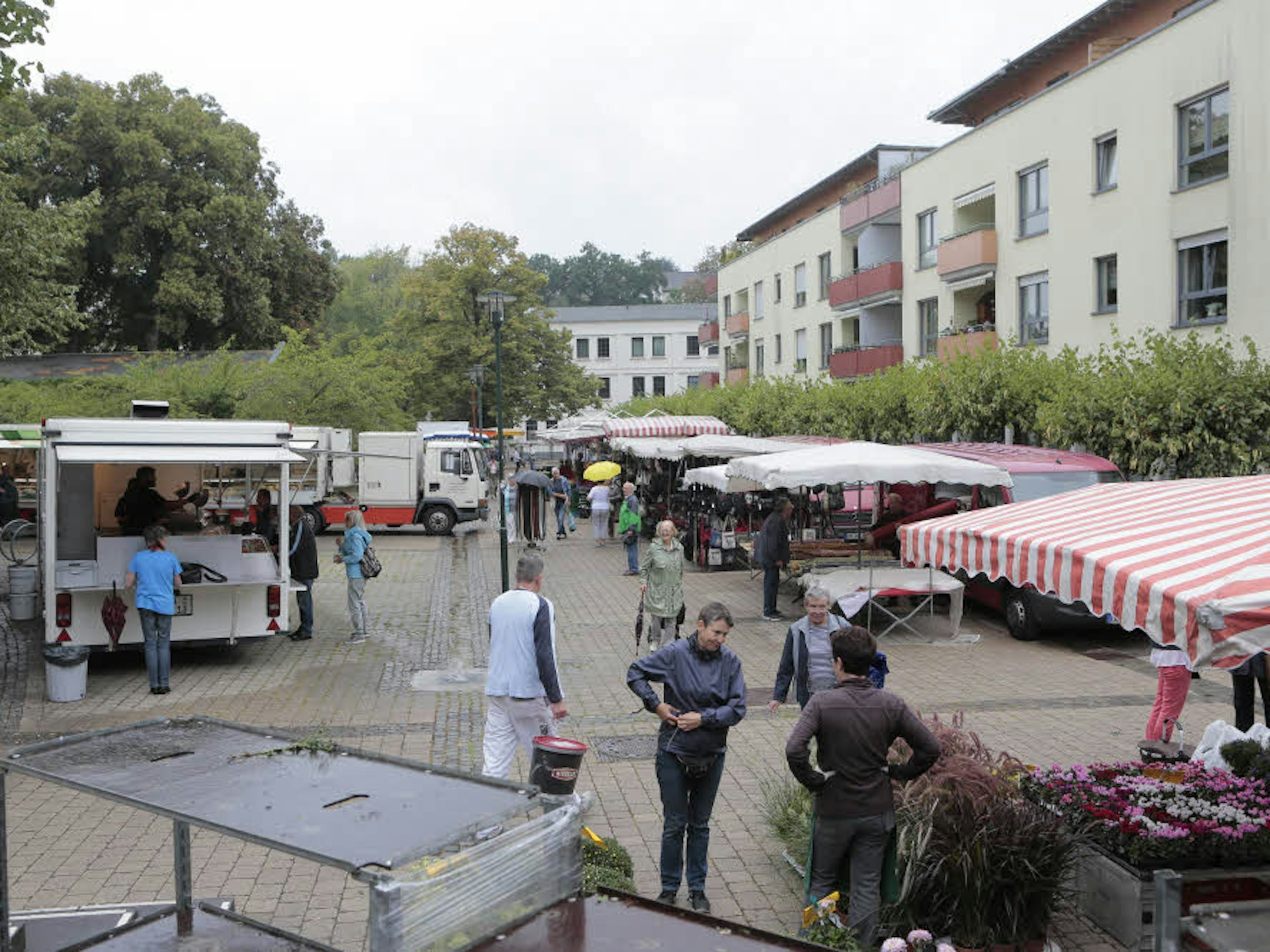 Eng geht es für die Markthändler am neuen Standort Haumannsplatz zu.