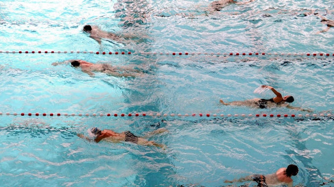 Schwimmer ziehen ihre Bahnen im Agrippabad (Symbolbild)