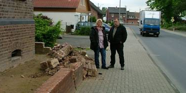 Bereits 2005, als ein Schweinetransporter in eine Mauer gekracht war, wandten sich Anlieger an den „Kölner Stadt-Anzeiger“. (Bild: Sprothen)