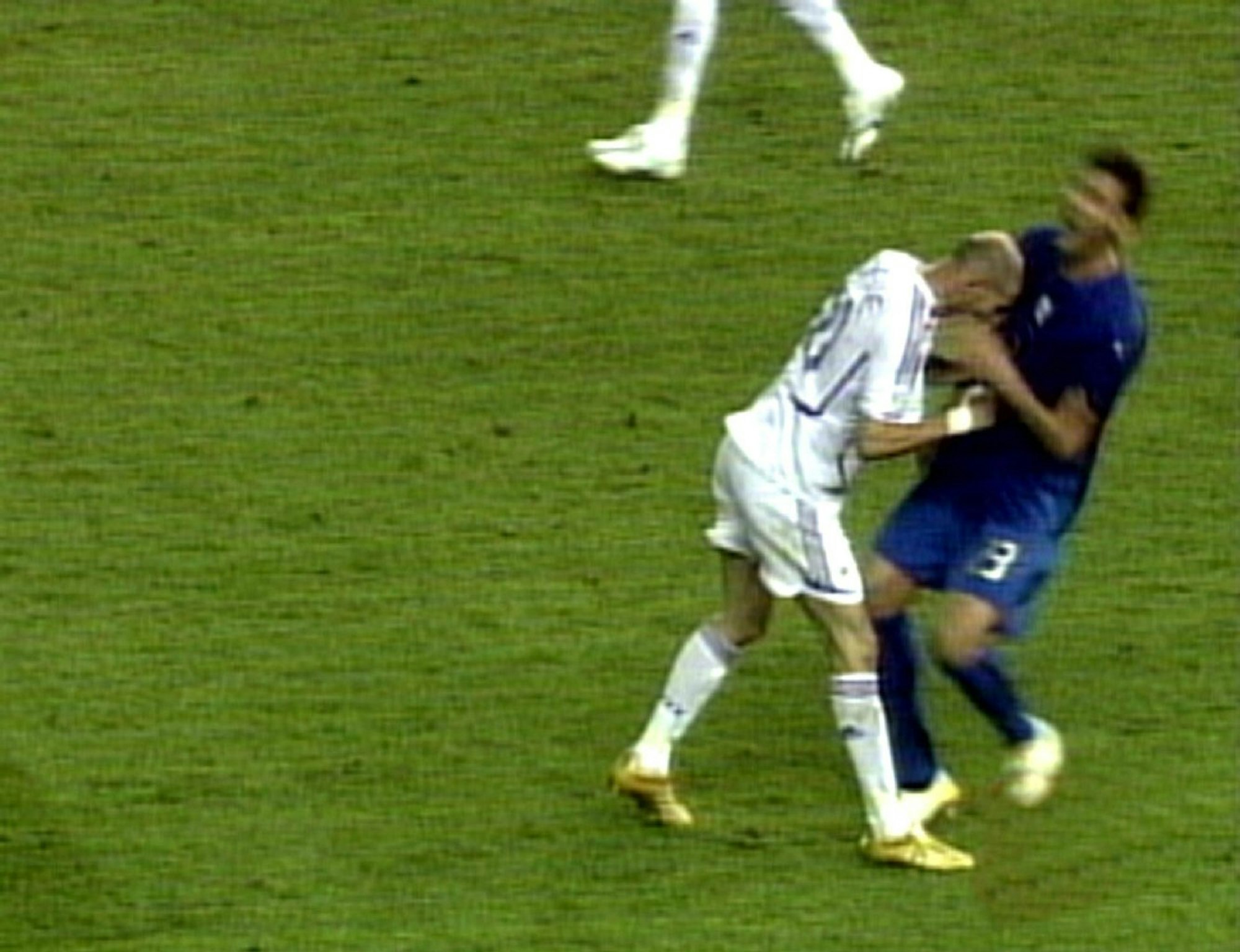 Im WM-Finale 2006 verpasste Zinedine Zidane dem Italiener Marco Materazzi (r.) eine Kopfstoß.