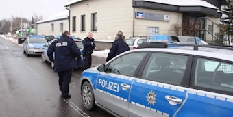 Ein Großaufgebot der Polizei eilte nach dem Überfall auf die VR-Bank-Filiale am Karnevalsdienstag 2013 nach Rescheid.