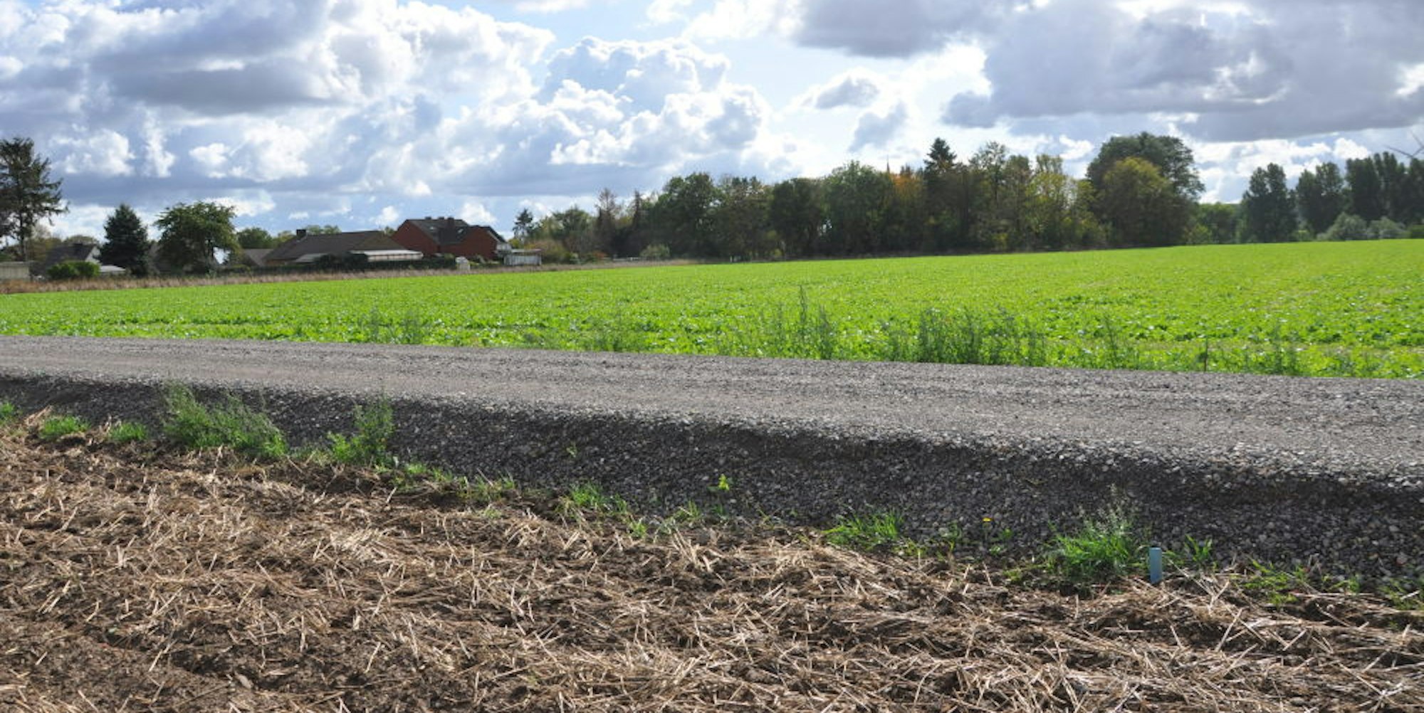 Der Feldweg am Heckelsberg wurde mit einer 40 Zentimeter dicken Schotterschicht befestigt. Landwirte sind verärgert. Sie haben Probleme, ihre Felder zu erreichen.