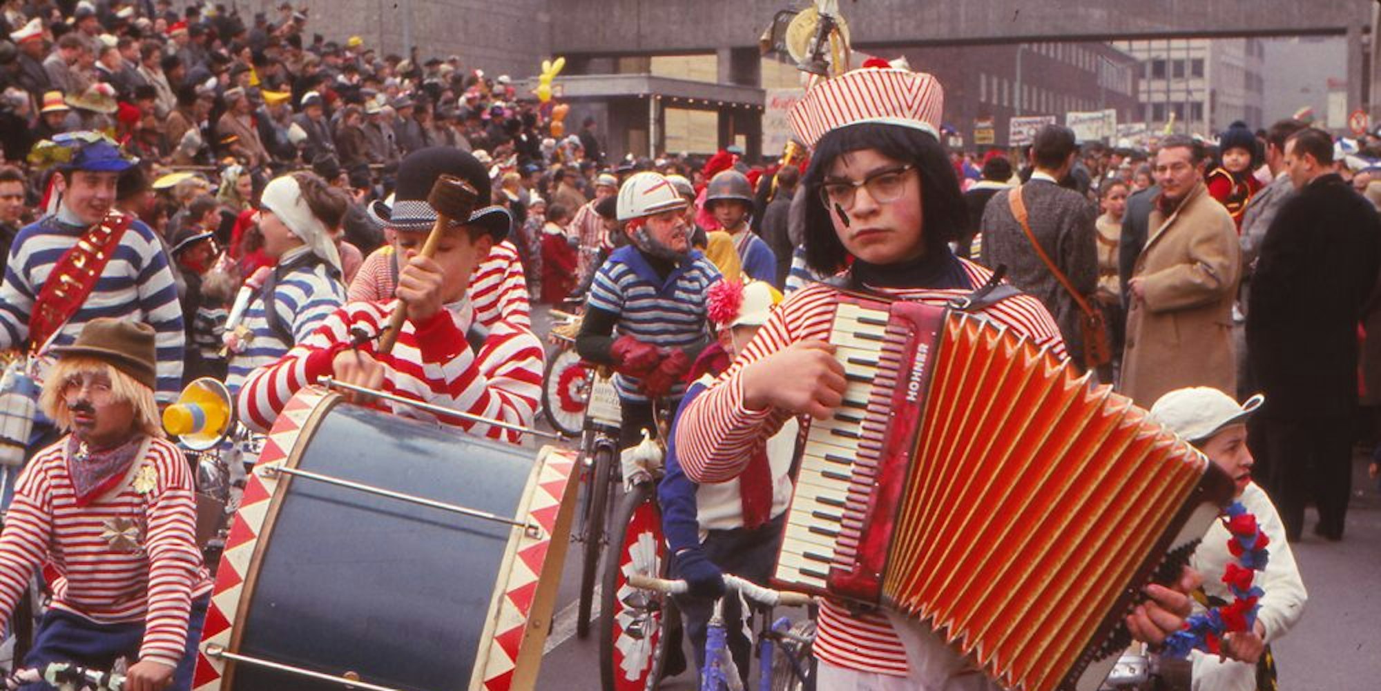 Eine Stadt und ihr Fest: Mit decker Trum und Quetsch zogen Kinder beim Rosenmontagszug 1973 durch die Straßen.