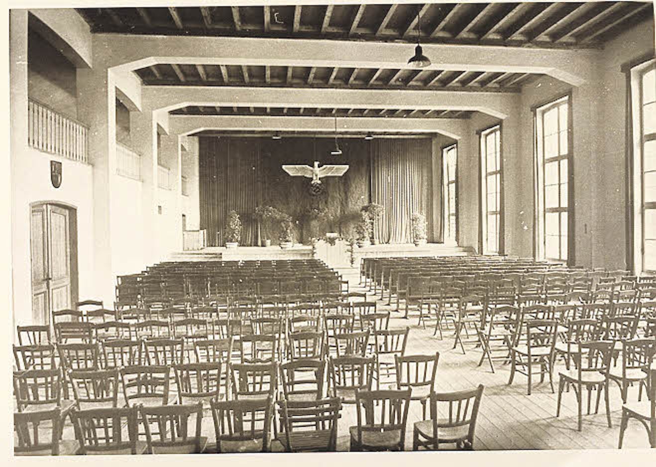 Der Reichsadler über der Bühne: Das heutige Theater war 1938 als Heim für die Hitlerjugend (HJ) gebaut worden.