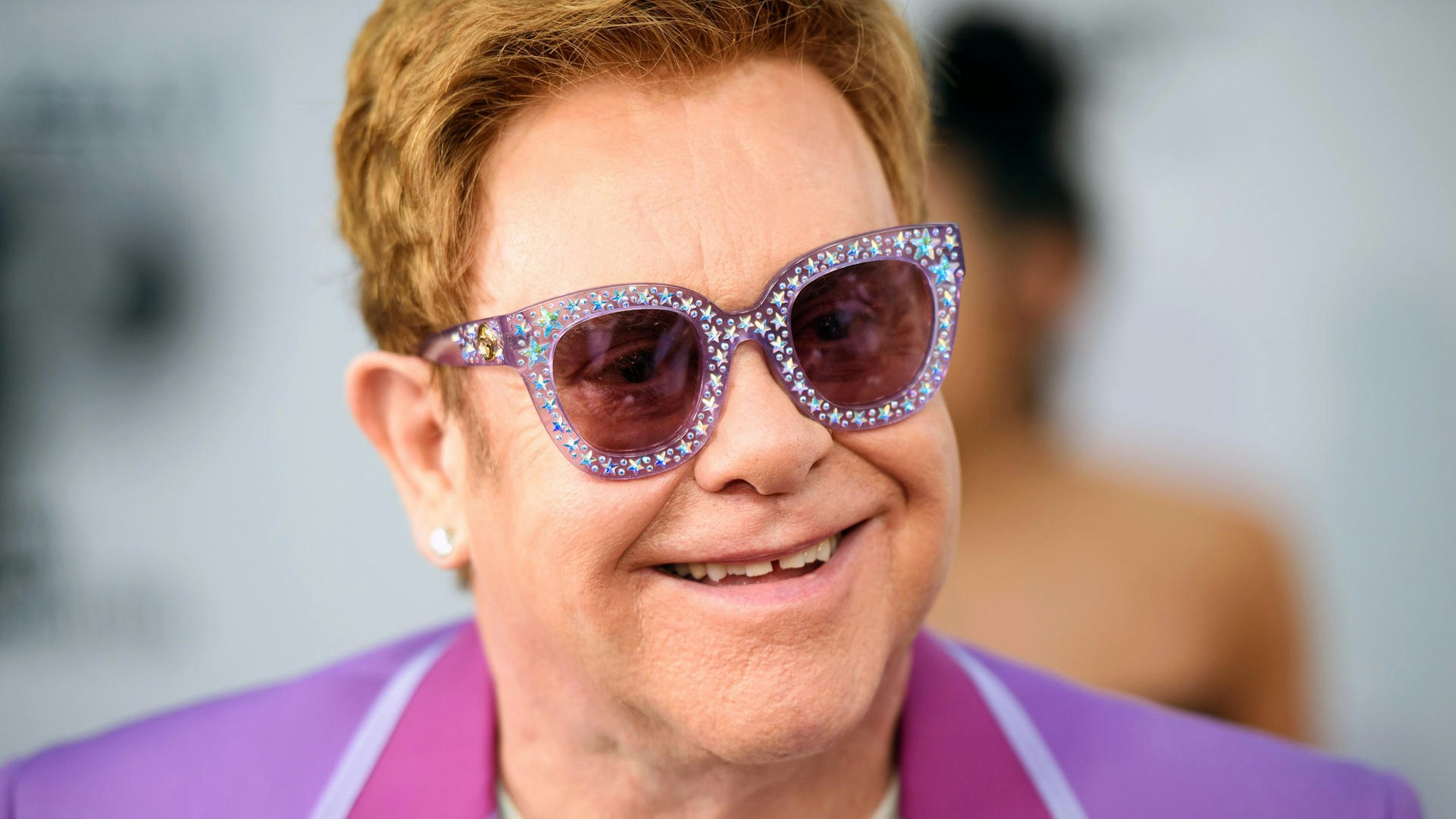 Elton John mit Glitzerbrille.