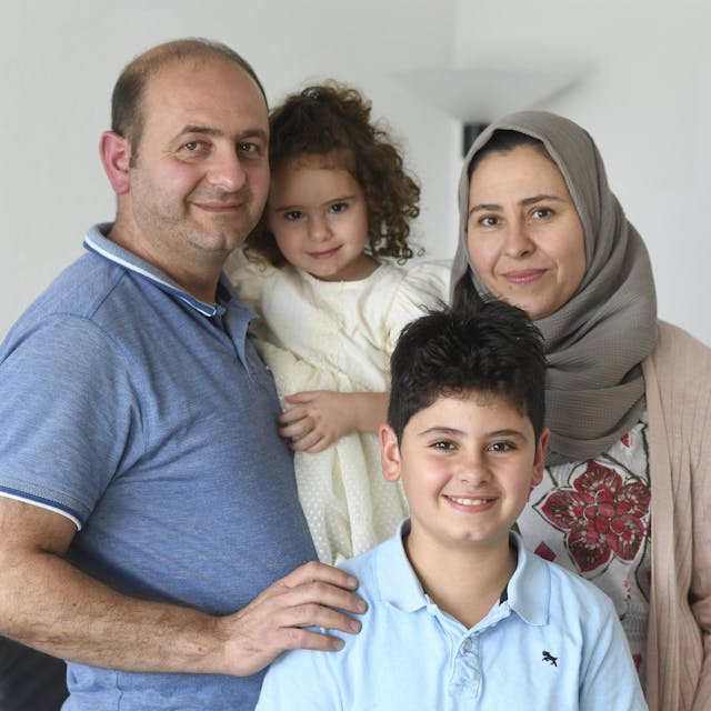 Planen ihre Zukunft in Deutschland: Walid Kazmouz (l.), seine Frau Rajaa Aldarwis und die Kinder Celine und Zafir.