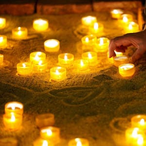 Kerzen für den Frieden: Was helfen Gebete in dieser Zeit? Und was hilft, wenn sie nicht helfen?
