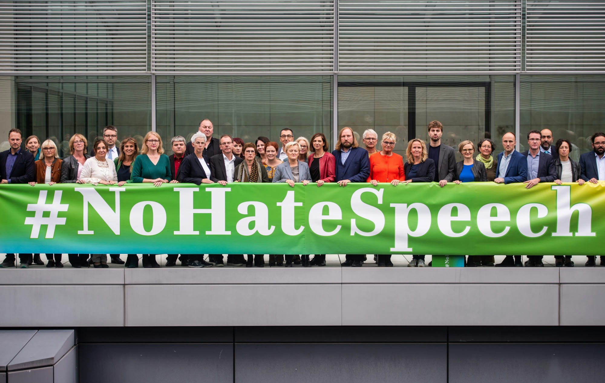 Demonstration der Grünen-Bundestagsabgeordneten gegen hasserfüllte Beleidigungen im Internet.