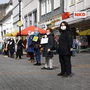 Die Menschenkette gegen Rassismus in der Gummersbacher Innenstadt wuchs am Samstagmittag immer weiter. Einige Passanten reihten sich kurzerhand ein.