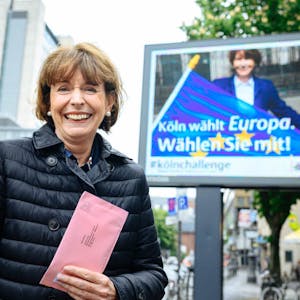Oberbürgermeisterin Henriette Reker vor einer der Infotafeln, auf denen die Stadt für die Teilnahme an der Europawahl wirbt.