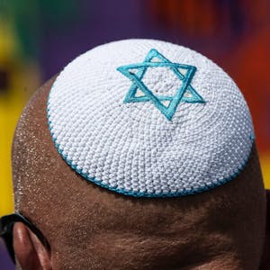 Deutliches Zeichen der Zugehörigkeit zum Judentum ist die Kippa, die männliche Mitglieder der Religionsgemeinschaft tragen. Ein Davidstern wie auf dem Bild muss dabei nicht vorhanden sein.