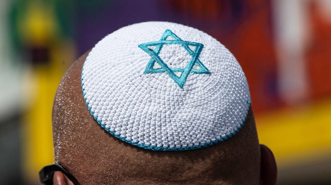 Deutliches Zeichen der Zugehörigkeit zum Judentum ist die Kippa, die männliche Mitglieder der Religionsgemeinschaft tragen. Ein Davidstern wie auf dem Bild muss dabei nicht vorhanden sein.