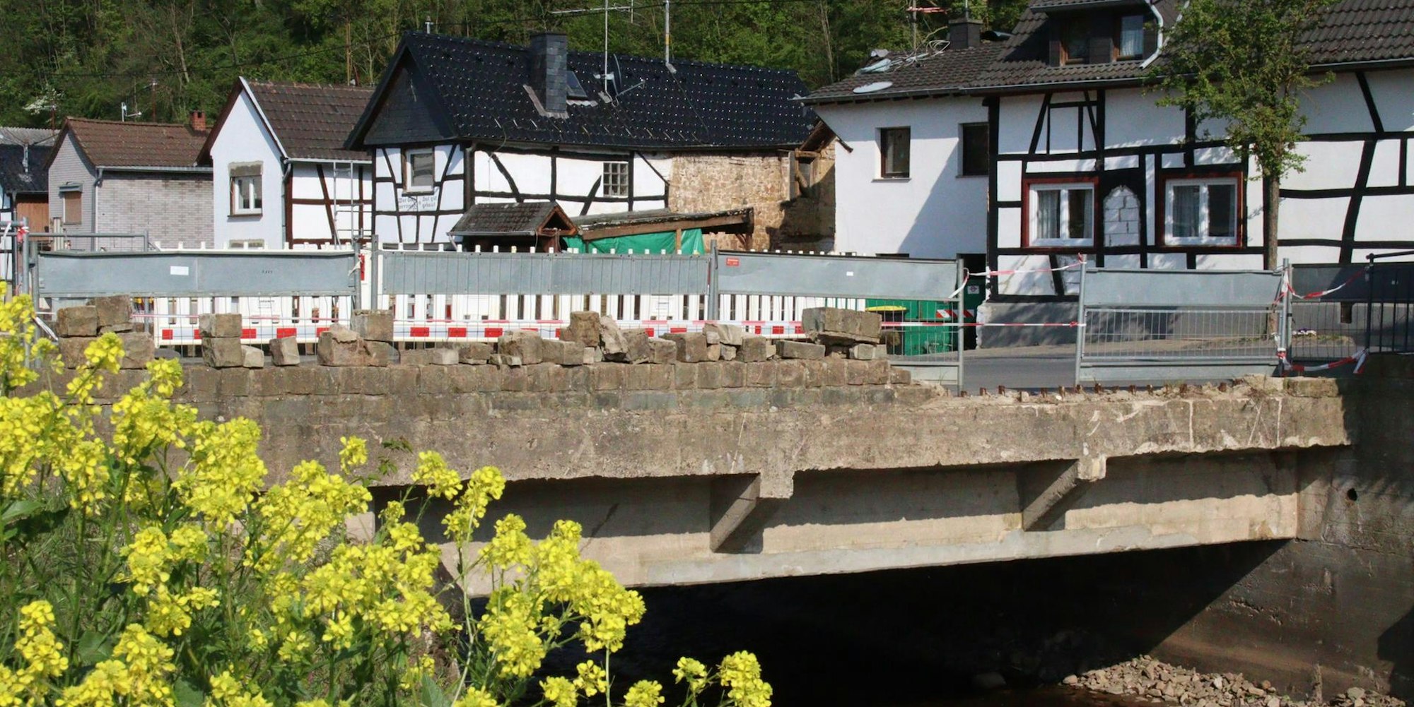 An der Brücke Auf der Ley/Euskirchener Straße in Iversheim fehlt die Brüstung. Sie soll in Kürze saniert werden.