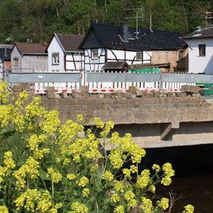 An der Brücke Auf der Ley/Euskirchener Straße in Iversheim fehlt die Brüstung. Sie soll in Kürze saniert werden.