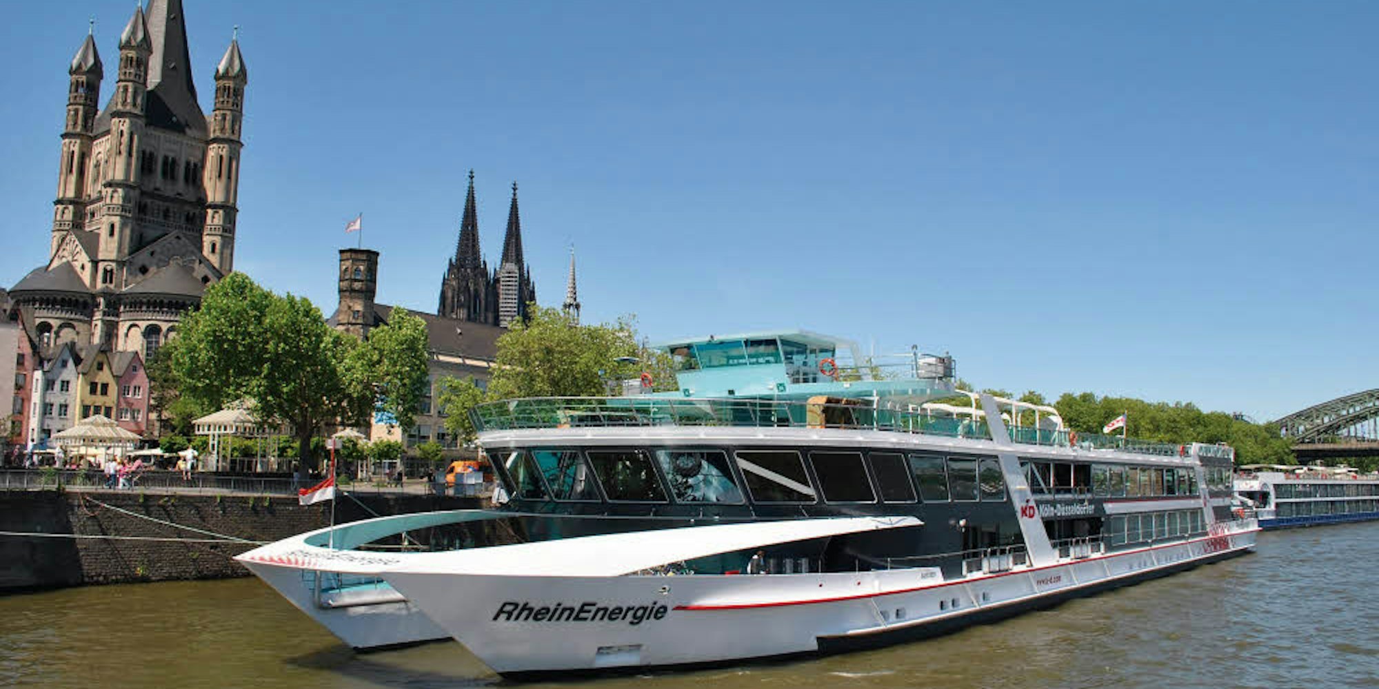 Die „MS Rheinenergie“ ist das Flaggschiff der KD und der größte Veranstaltungskatamaran Europas