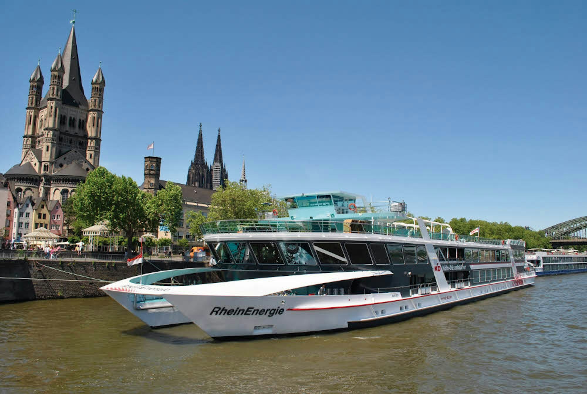 Die „MS Rheinenergie“ ist das Flaggschiff der KD und der größte Veranstaltungskatamaran Europas