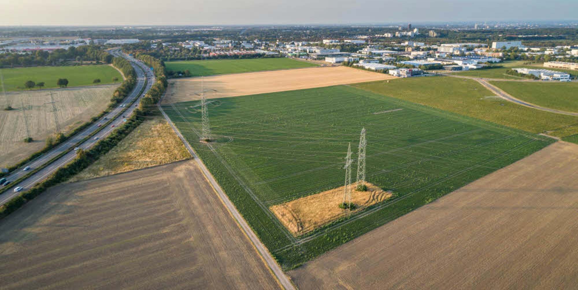 Mögliche Alternative zum Grüngürtel: Bisher landwirtschaftlich genutzte Flächen im Südwesten von Marsdorf neben der A1 (links). Hier soll auch der Großmarkt angesiedelt werden.