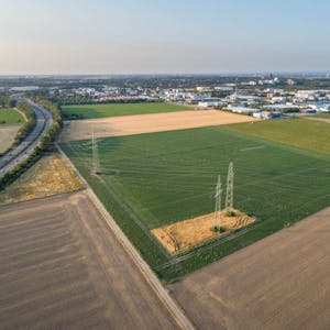 Mögliche Alternative zum Grüngürtel: Bisher landwirtschaftlich genutzte Flächen im Südwesten von Marsdorf neben der A1 (links). Hier soll auch der Großmarkt angesiedelt werden.