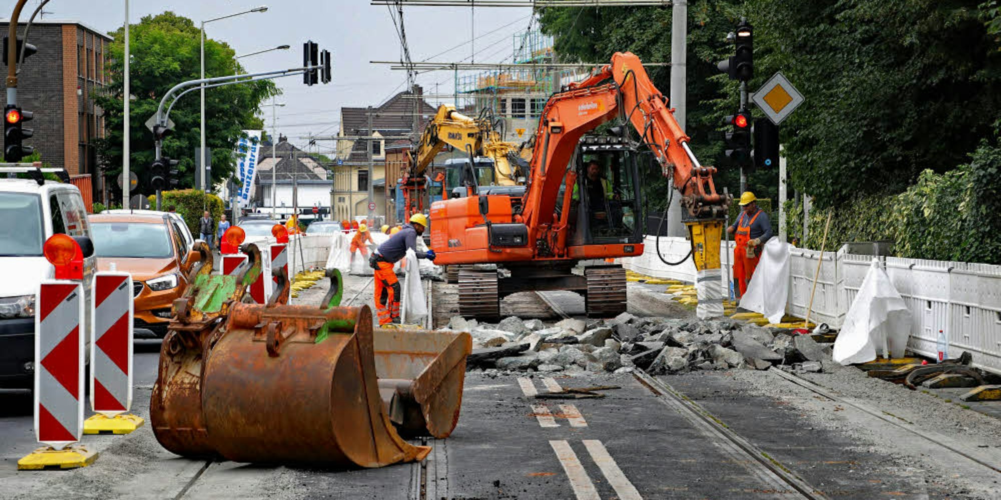 Bis Ende August werden die Gleisanlagen, der Unterbau und der Straßenbelag an der Kölner Straße erneuert .