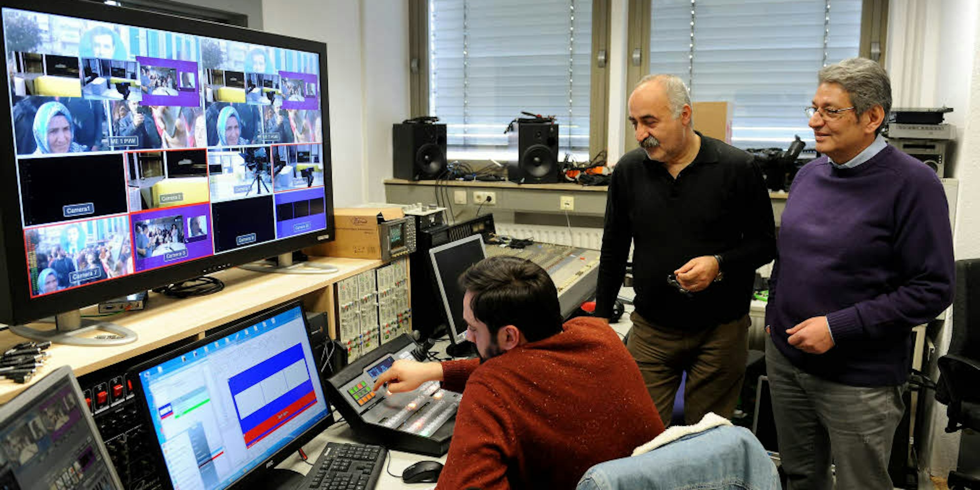 Chefredakteur Celal Baslangic (r.) und zwei Kollegen in der Regie des neuen Senders