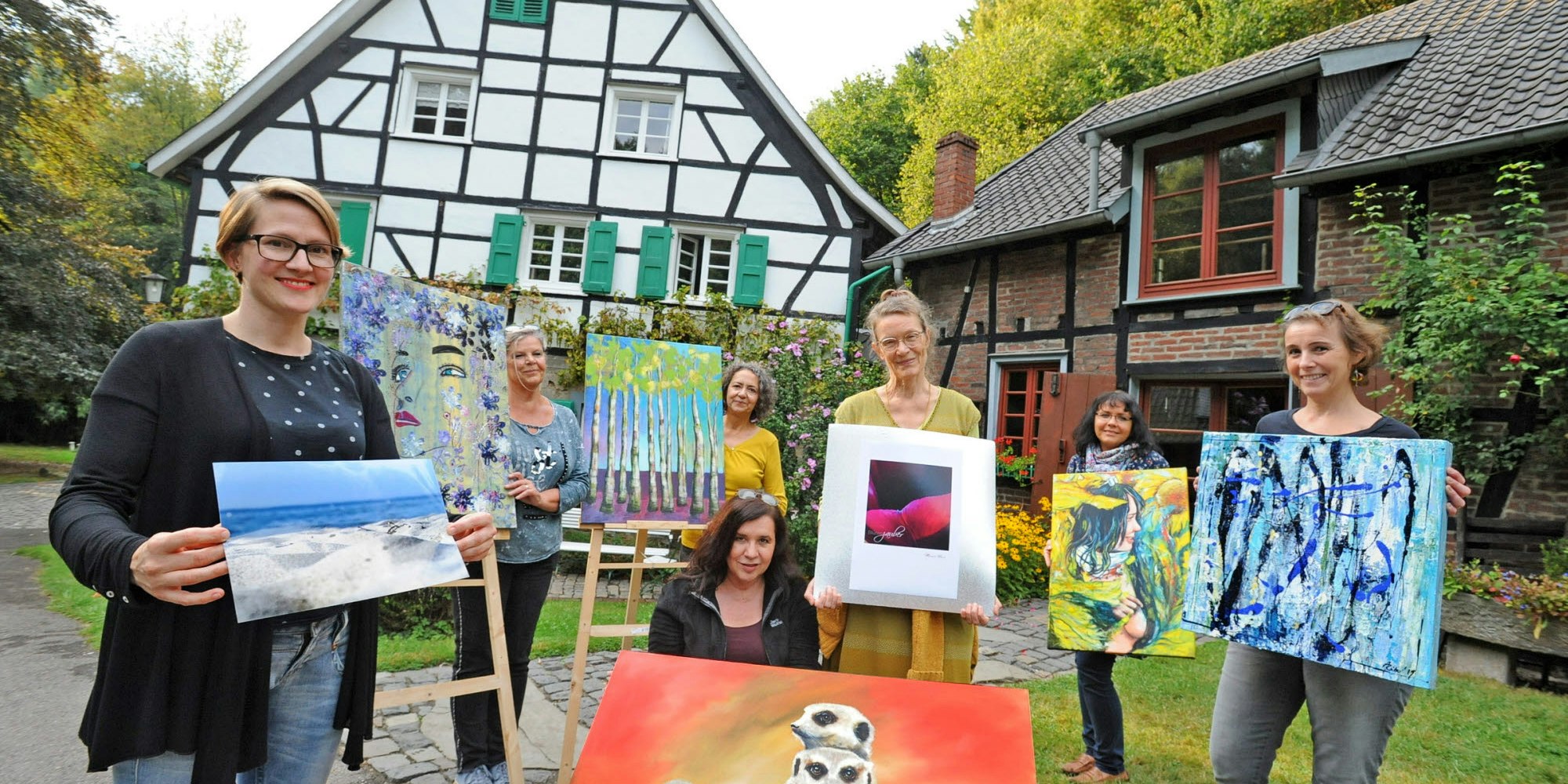 Ina Hartmann, Birgitt Negro, Birgit Bühle, Hanna Punte, Mariama Hense, Anna Czempik und Anja Rübo (von links) zeigen ihre Werke in der Lambertsmühle.