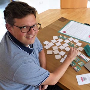 „Abgemacht!“ vermittelt spielerisch sichere Internetnutzung. Hanno Lenz hat ein Kartenlegespiel erfunden.