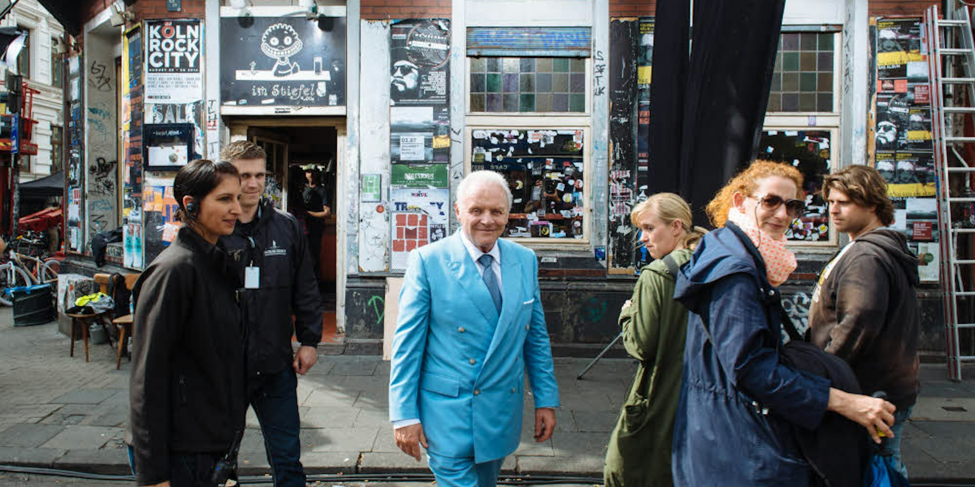 Vor dem „Stiefel“: Schauspieler Anthony Hopkins (M.) bei den Dreharbeiten im Mai 2014 auf der Zülpicher Straße.