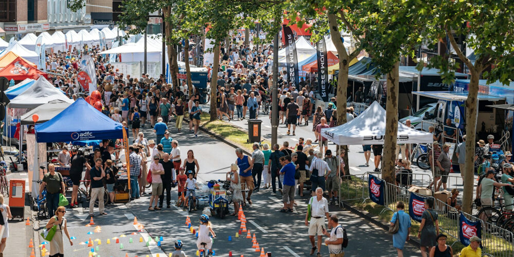 Mehr als 100.000 Menschen kamen im Juni 2019 zum ersten „Straßenland“-Festival auf der Nord-Süd-Fahrt.