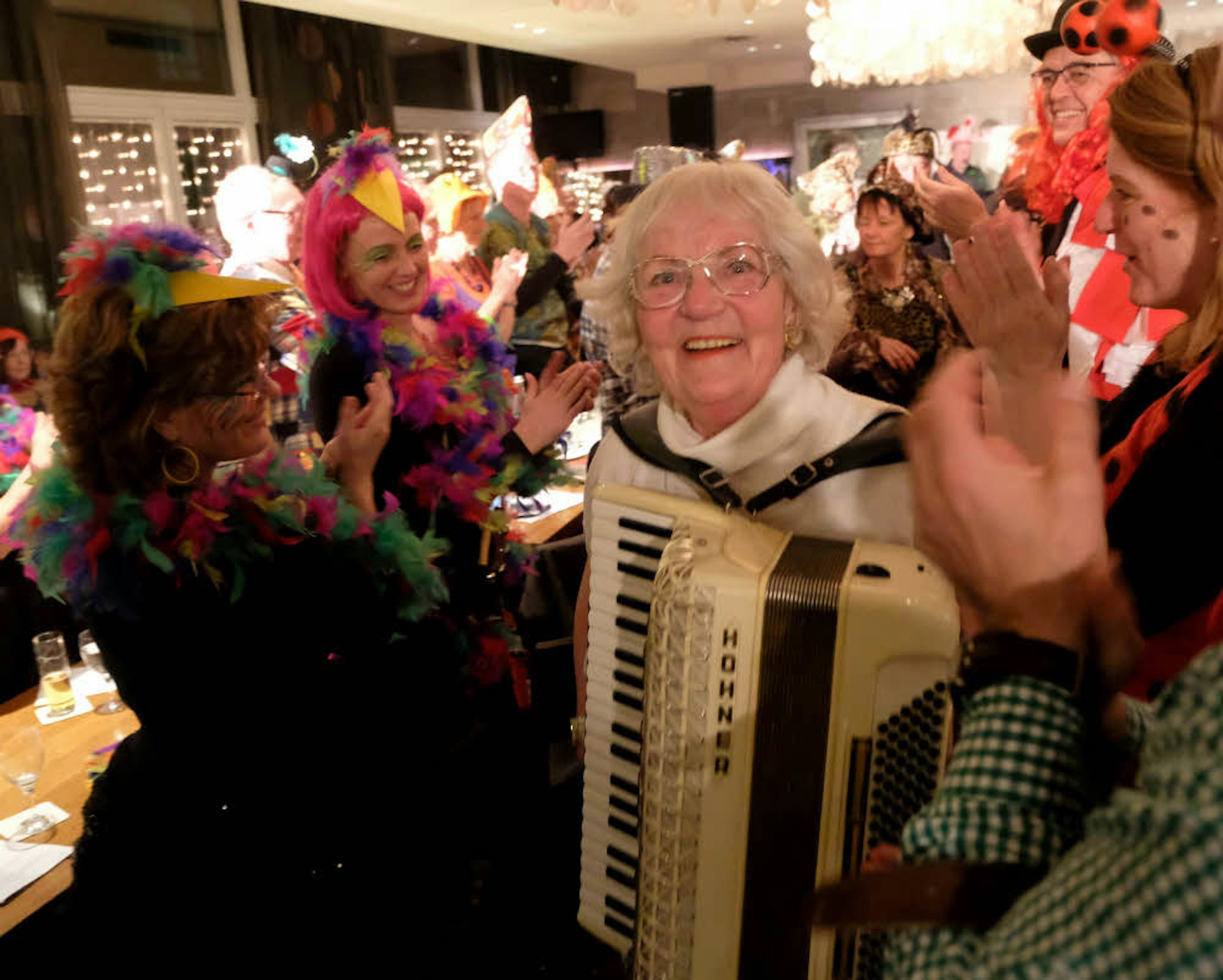 Seit unglaublichen 66 Jahren ist Jutta Gersten im Kölner Karneval unterwegs: Beim „Jeckespill“ gab es für die 85-jährige stehende Ovationen.