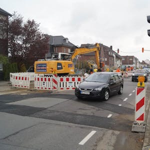 Die Baustelle auf der Hauptstraße verursacht Verkehrsbehinderungen.