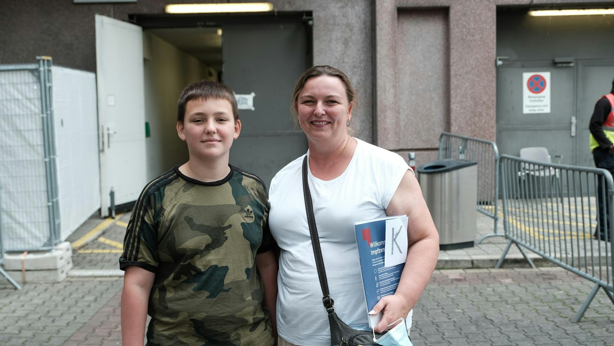 Der 13 Jahre alte Tim Kürth aus Merheim wollte sich impfen lassen. Mutter Nicole unterstützte ihn.