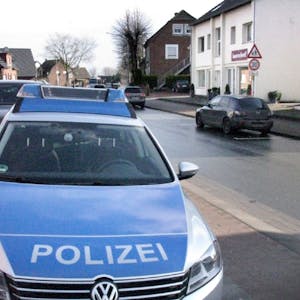 Ein Polizeiwagen am Straßenrand (Symbolbild)