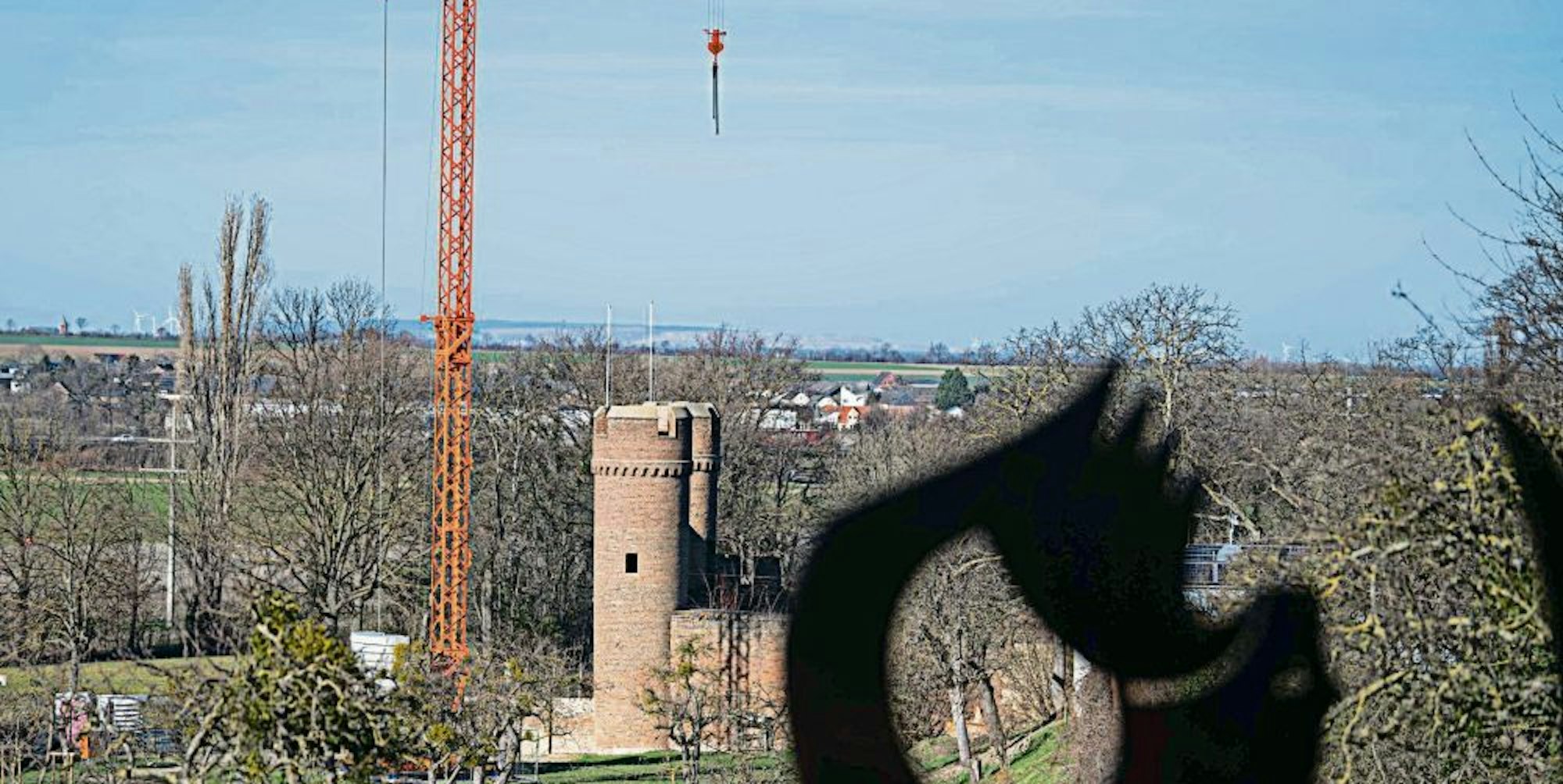Der große Kran, der neben dem Weiertor steht, kündet bereits von den anstehenden Sanierungsarbeiten an der Zülpicher Stadtmauer.