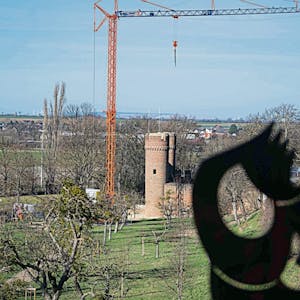 Der große Kran, der neben dem Weiertor steht, kündet bereits von den anstehenden Sanierungsarbeiten an der Zülpicher Stadtmauer.