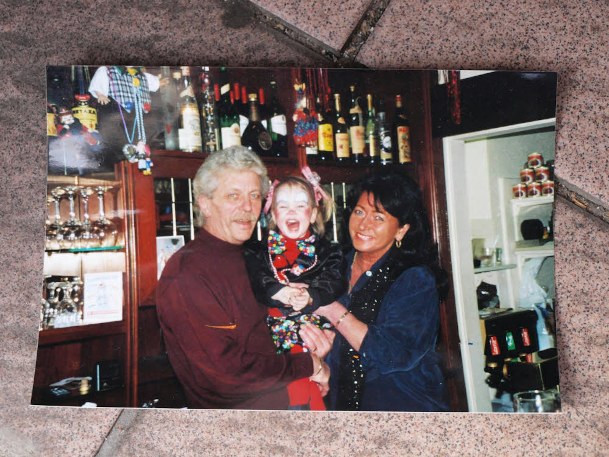 Fred Schynkaruk im Jahr 2000 mit seiner Patentochter Nathalie und Lebensgefährtin Loni Wübken