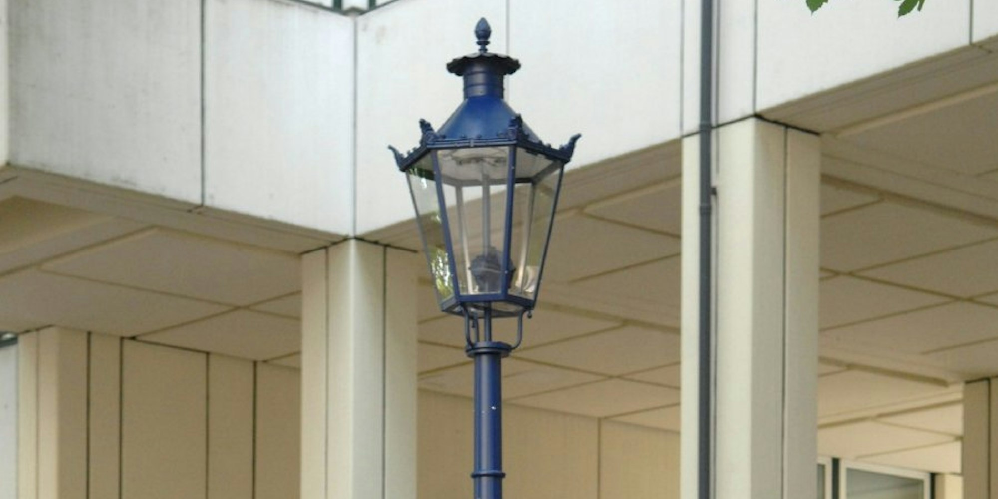 Das neue Modell „Historische Altstadt-Leuchte“ erstrahlt in blauer Lackierung.