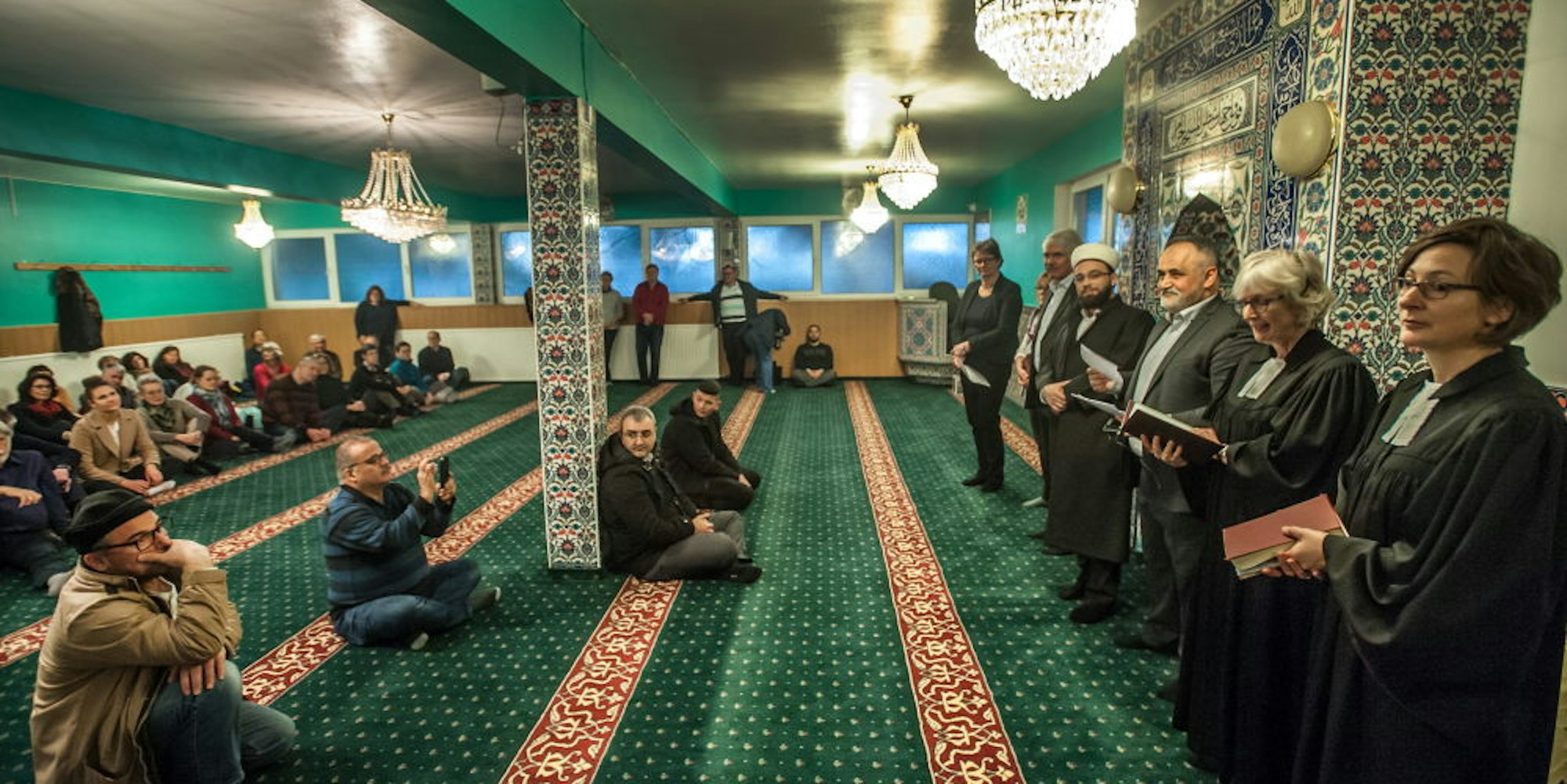 Beim Friedensgebet in der Moschee in Massiefen gedachten die Burscheider der Opfer von Hanau.