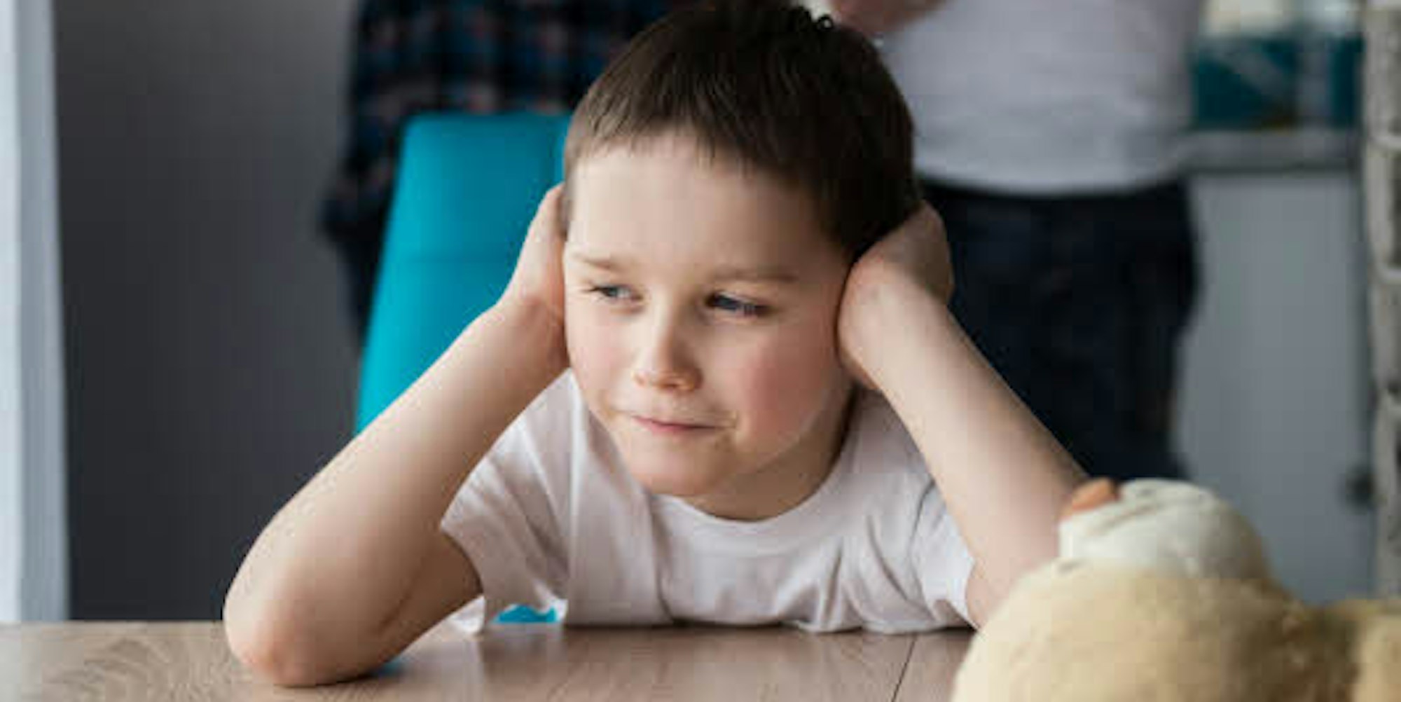 Wie Kinder leiden: Ein Junge hält sich die Ohren zu, während seine Eltern streiten