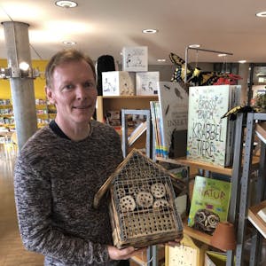 Nicht nur Sachbücher sind in dem „besonderen Bücherregal“ in der Stadtbibliothek zu finden. Joachim Spiegelhoff von dem Verein ASH-Sprungbrett zeigt ein Insektenhotel.