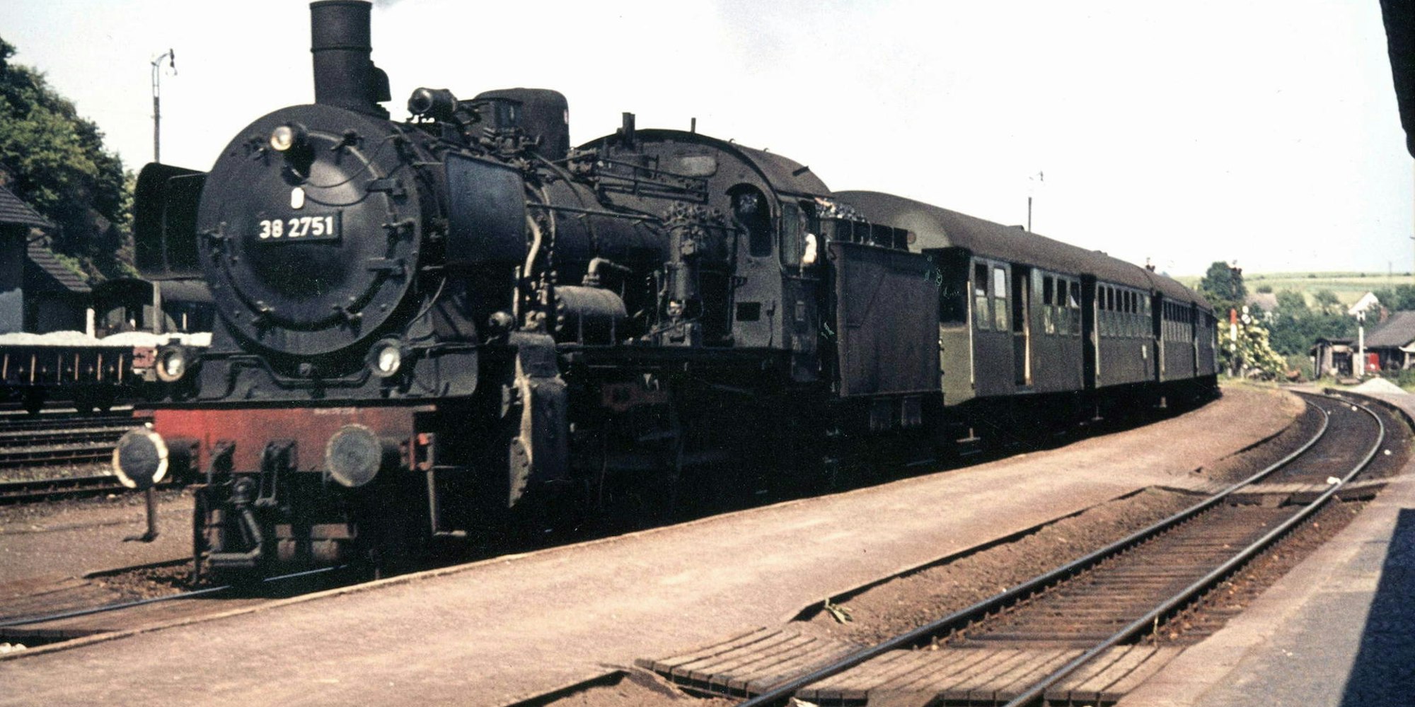 Eine Dampflok der Baureihe 38 mit sogenannten Umbauwagen im Bahnhof Au. Eine Unterführung mit Aufzug gab es noch nicht.
