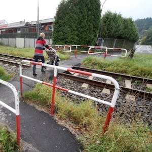 Der Bahnübergang an der Siegburger Straße bleibt erhalten, die Bahn hebt aber den Pfeifzwang zum Monatsende auf.